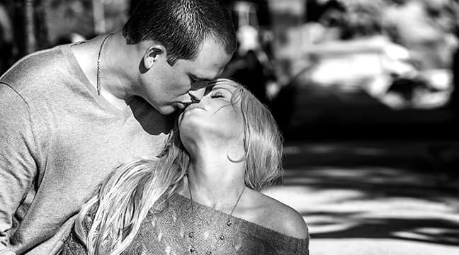 Engagement session and romantic kiss in Paseo de la Princesa, Old San Juan streets, Puerto Rico