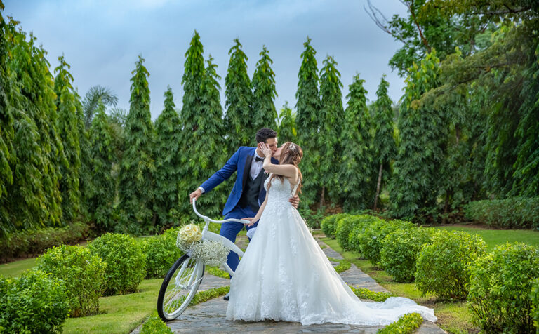 Kiss in a bycicle at Jardin Secreto Secret Garden Hacienda Don Carmelo