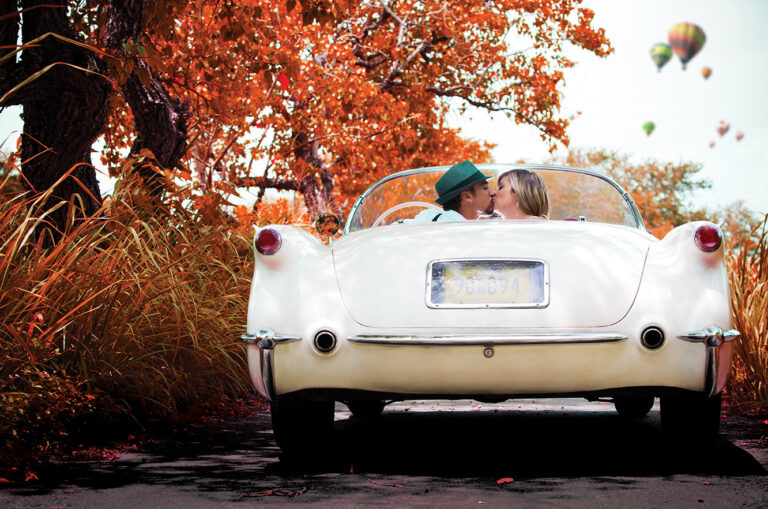 Engagement session in a vintage car with air balloons